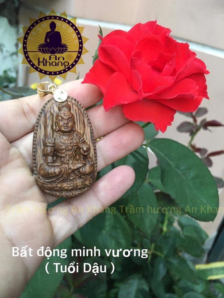 Mặt bản mệnh trầm tốc tự nhiên.