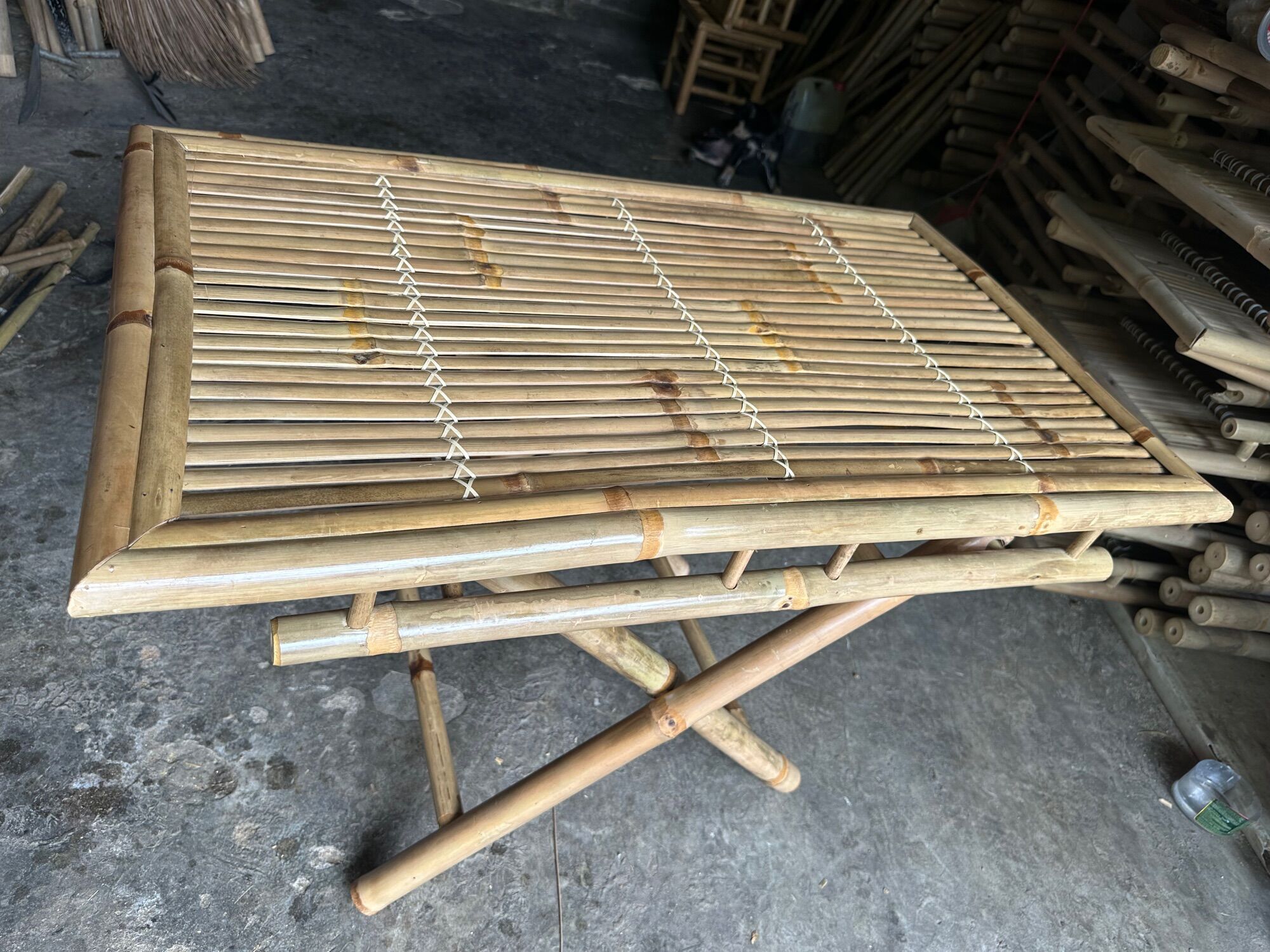 Bàn tre xếp phủ bóng