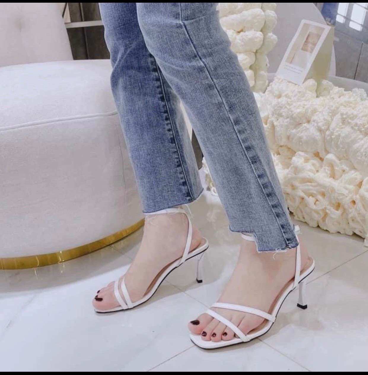 Giày cao gót nhọn hai quai mảnh chéo màu đen, trắng-nn3-7cm