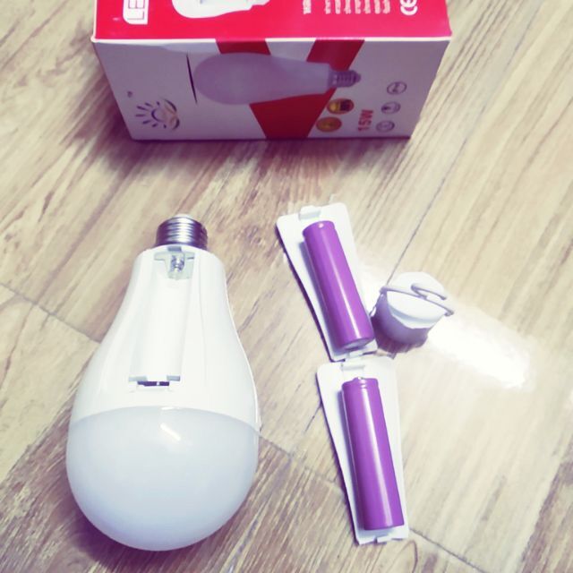 Bóng đèn tích điện dùng 2 pin rời