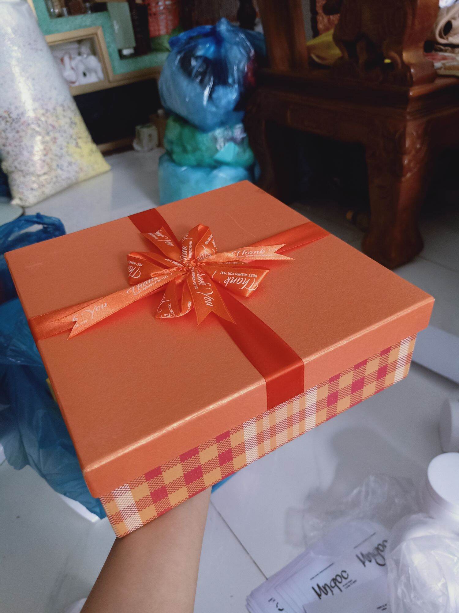 Hộp quà vuông size 23x23x7 cm ( Kèm hạt xốp)