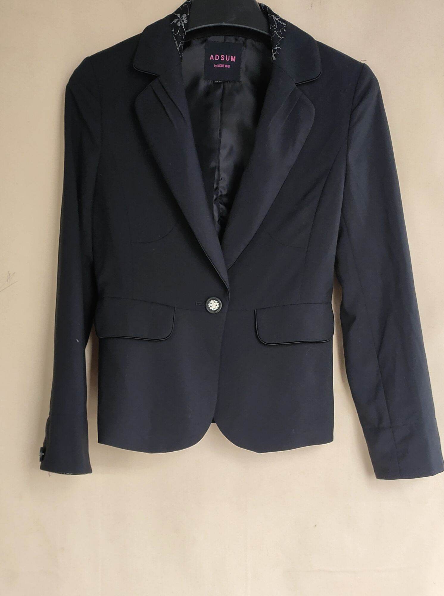 Áo khoác vest blazer đen thêu bâu sz s, new 99%