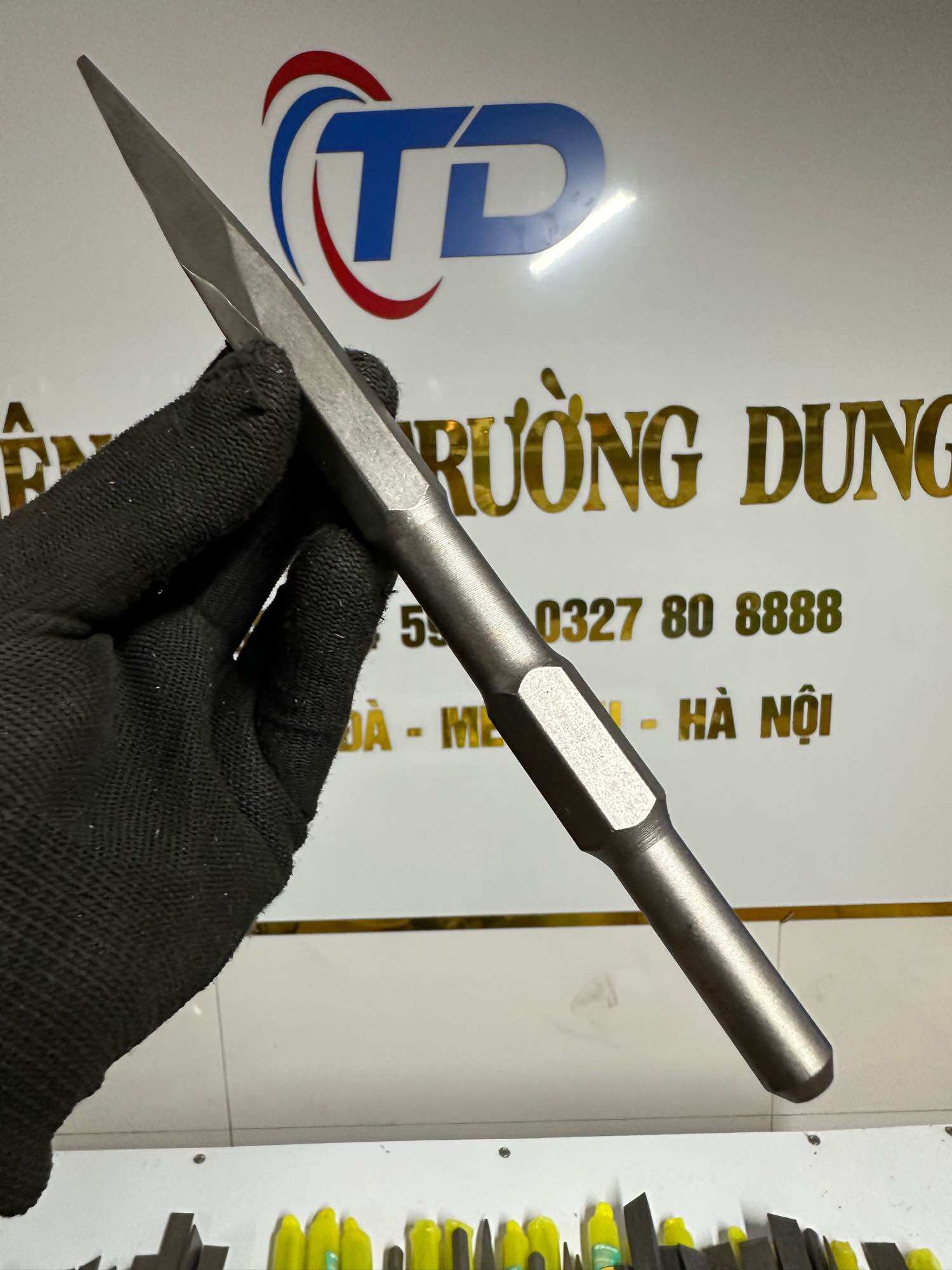 Mũi đục bê tông phi 17 nhọn và dẹt