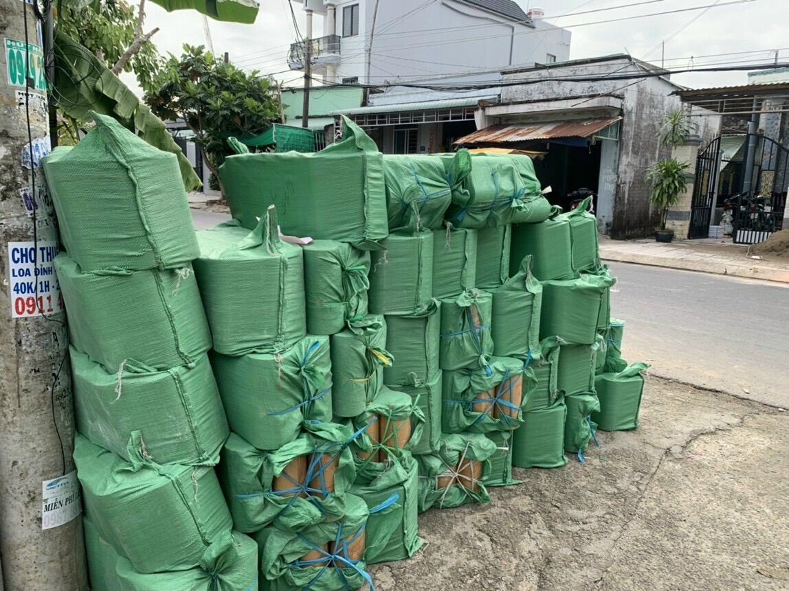 Băng keo dán thùng 300 YA - 1 cây 2.4 ký (Loại tốt)