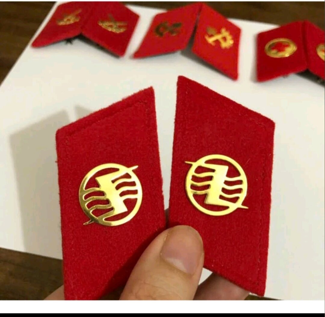 Tiết đỏ gắn sẵn phù hiệu