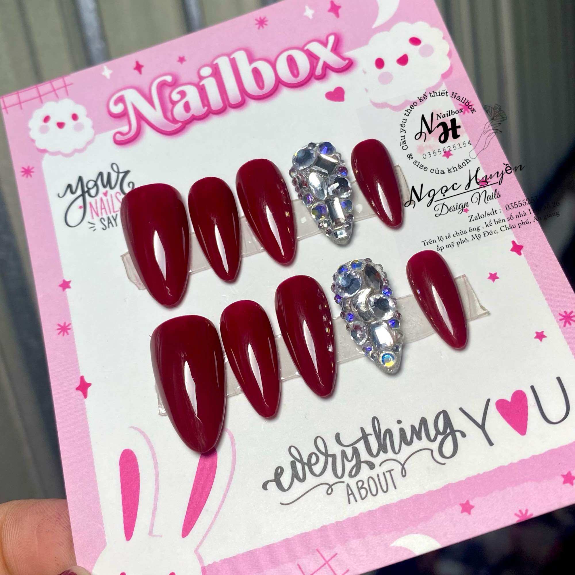 móng úp thiết kế  tong  đỏ phối đính đá -Nailbox thiết kế
