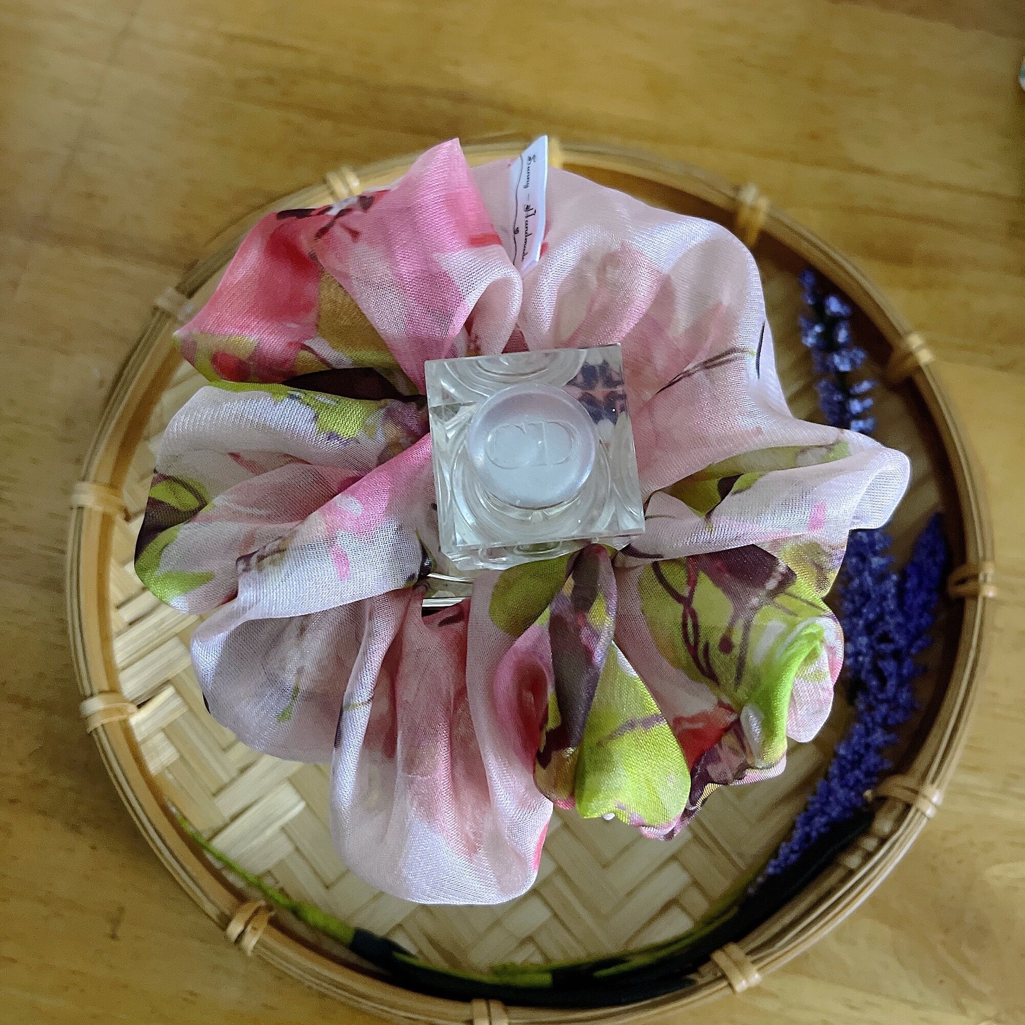 Scrunchies- đồ cột tóc Tơ hoa hồng
