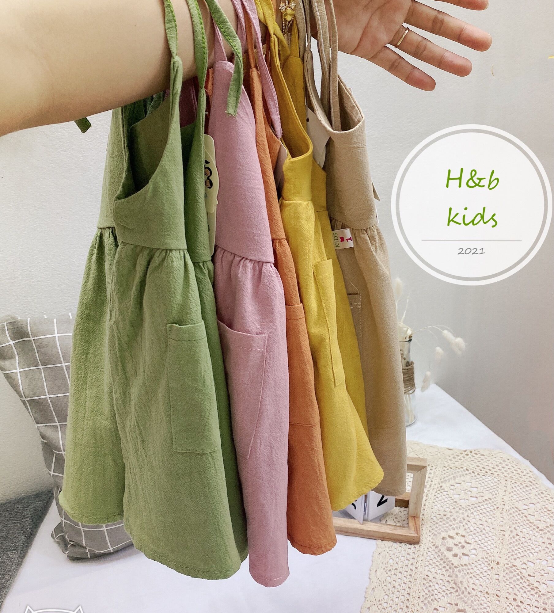 Váy đũi 2 dây thắt nơ bé gái
