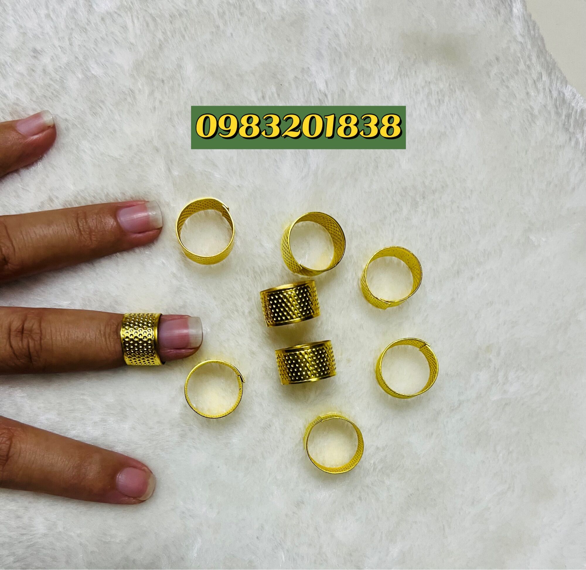 Nhẫn thêu và cây gỡ chỉ (thêu chữ thập)