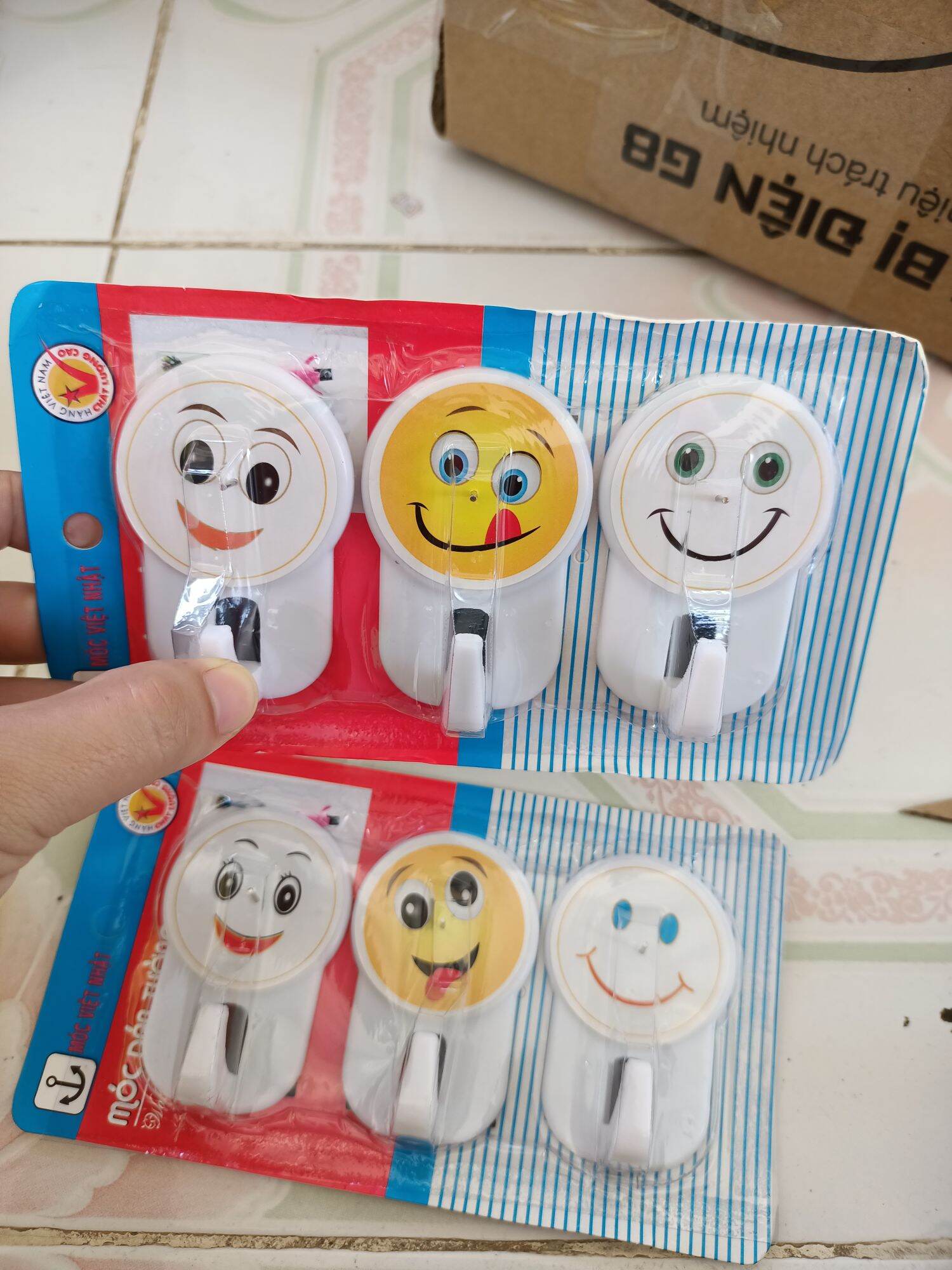 vỉ 3 móc dán tường mặt cười có đinh đóng