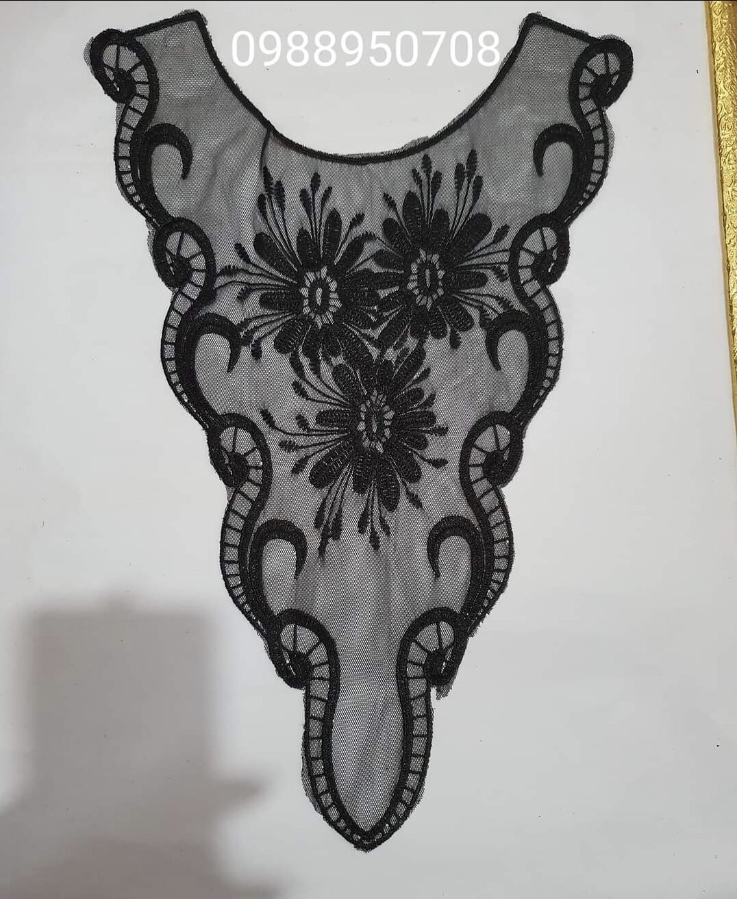 Cổ ren may lưng áo