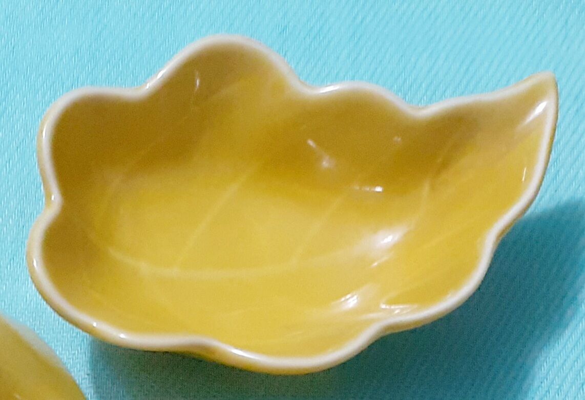 Đĩa gốm sứ hình chiếc lá màu vàng 10cm x 3cm