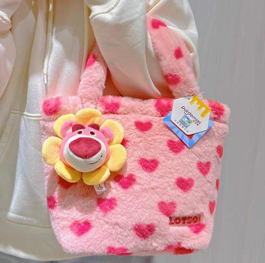 Túi đeo vai nữ họa tiết trái tim kèm dây charm mặt hoa gấu dâu hồng l.o.s.t.o