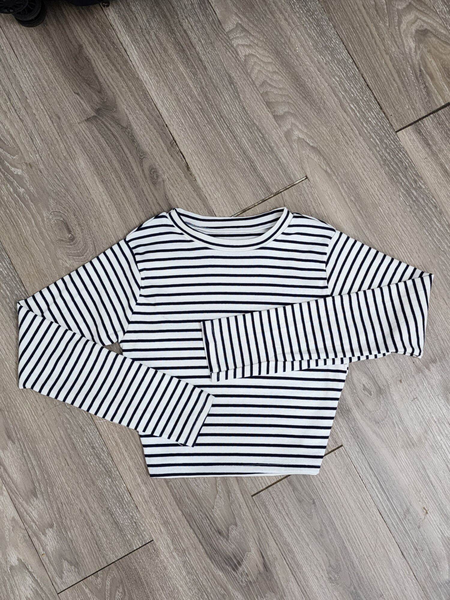 Áo croptop sọc ngang tay dài