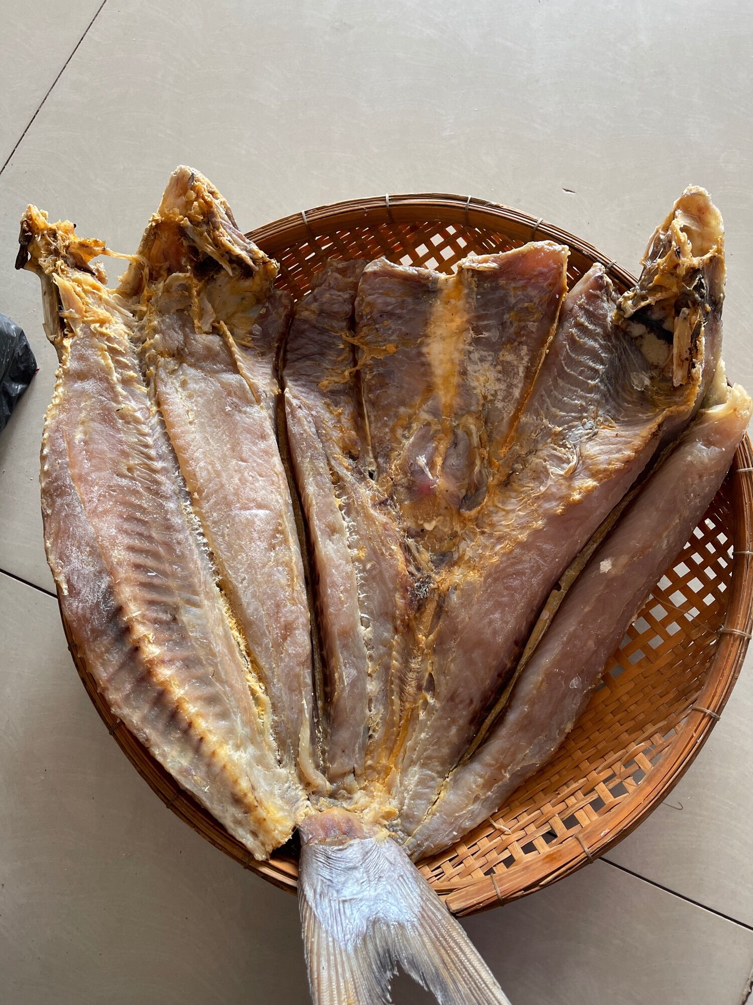 Khô cá rún thiều 1,4kg * 220 = 308k ( khách hàng muốn mua vui lòng ib cho shop để shop cân kg trước do có con lớn con nhỏ ạ )