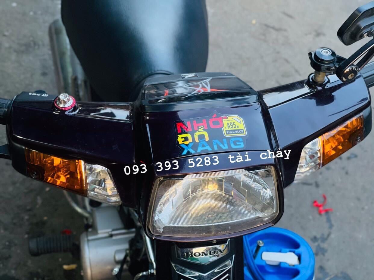 [ 1 MIẾNG ] TEM STICKER " NHỚ ĐỔ XANG " VER 2 DÁN TRANG TRÍ XE