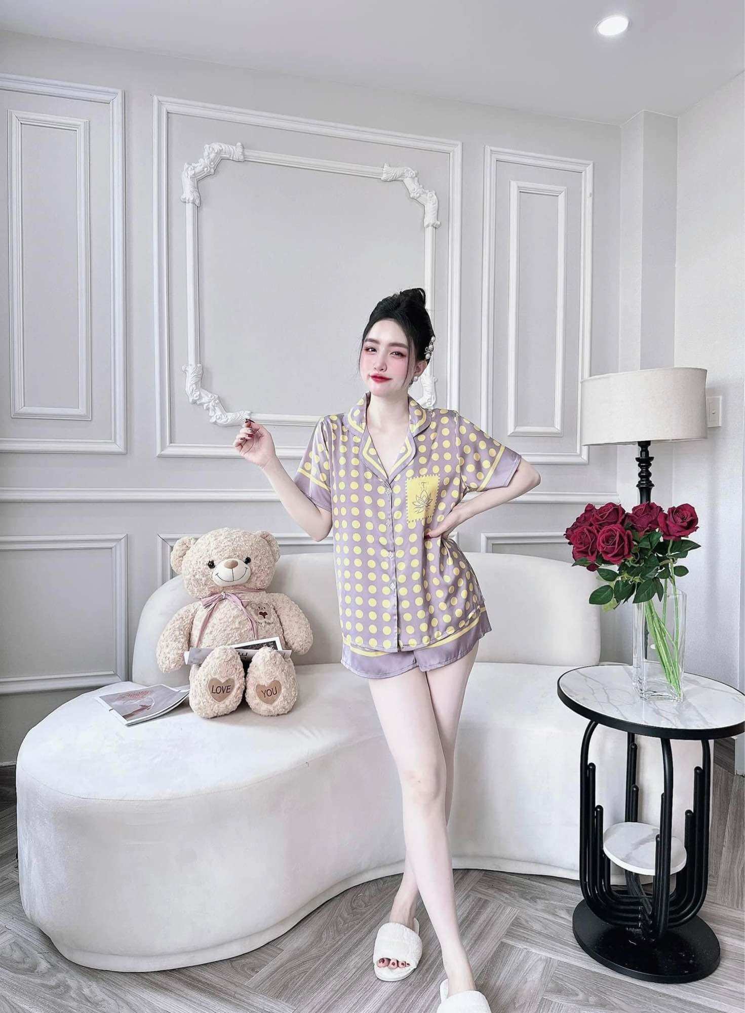 [Freesize<70kg] Đồ Bộ Đùi Tay Ngắn Lụa Latin Hoạ Tiết Chấm Bi
