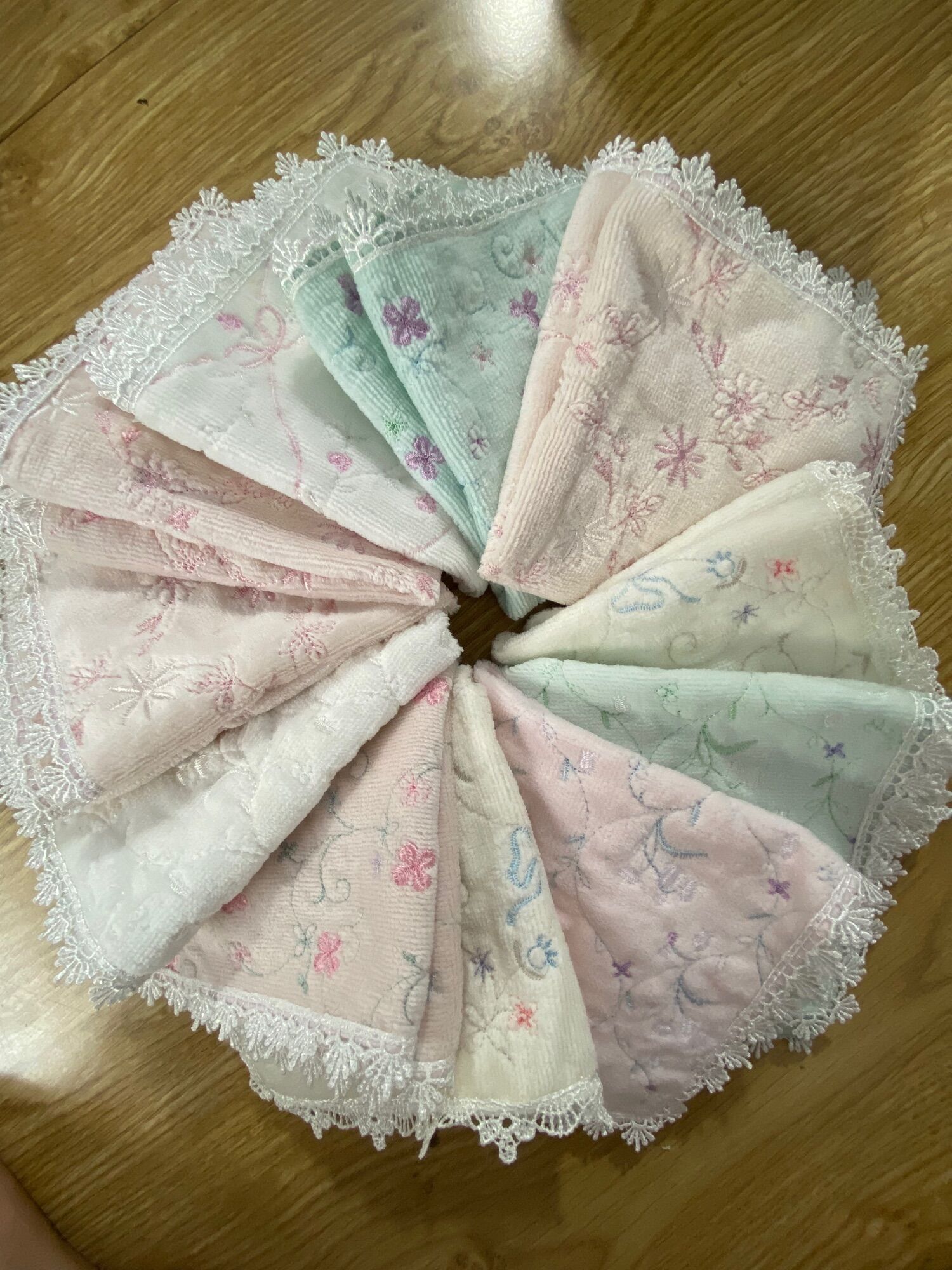 Khăn tay thêu hoa viền ren sang trọng . kích thước 30x30cm . khăn tay , khăn trang trí , khăn thấm mồ hôi .