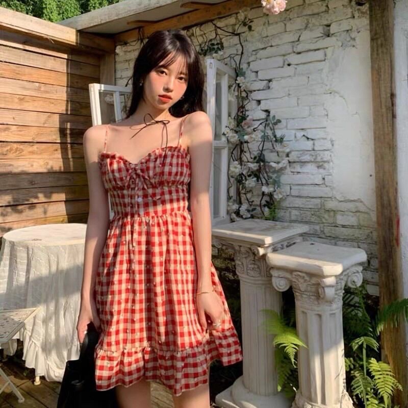Váy đỏ kẻ hai dây + áo cổ lọ m đen