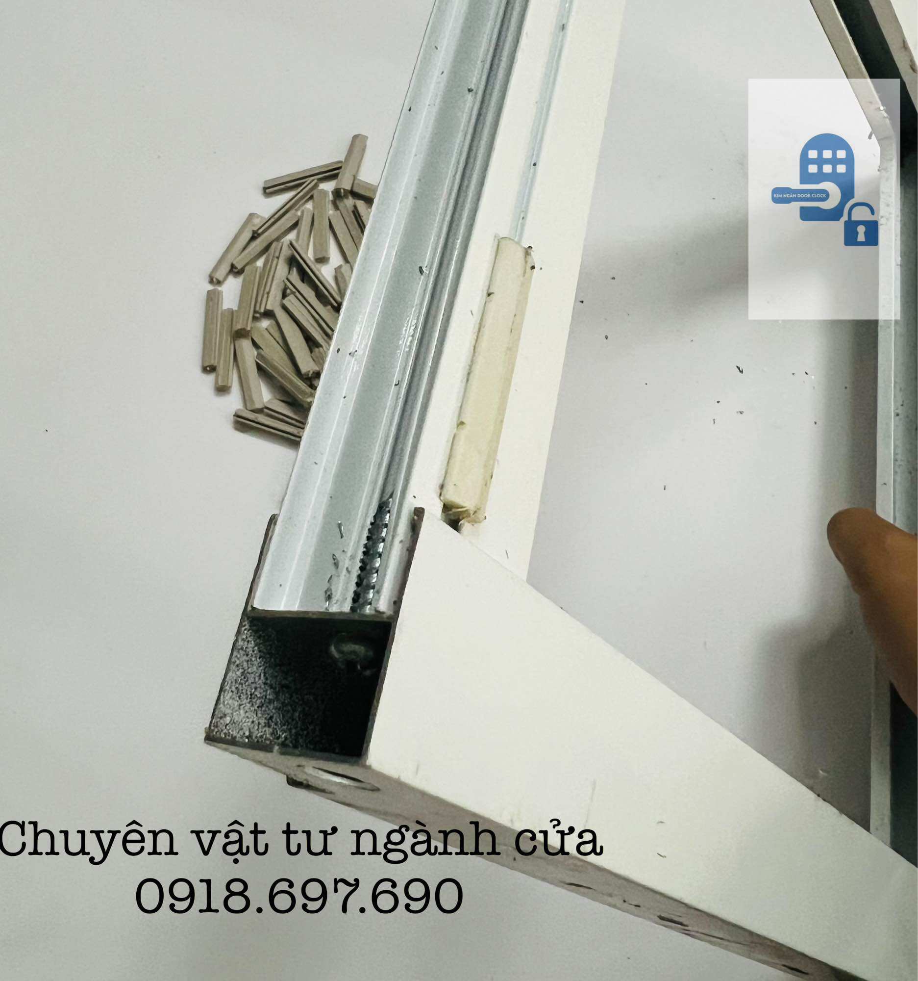 Nẹp cánh nhựa chống rung lắc cửa sổ lùa nhôm hệ 700