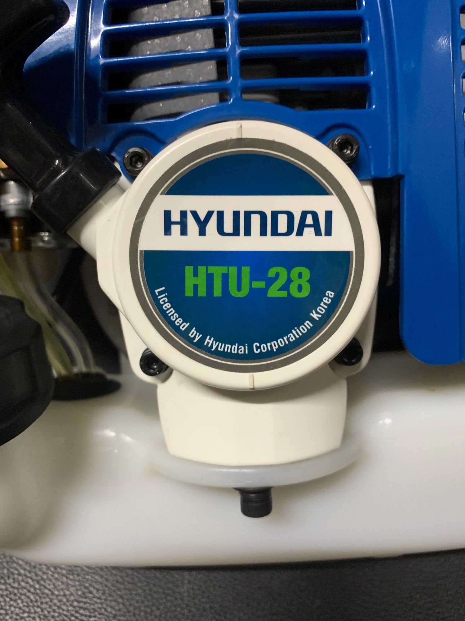 Động cơ cắt cỏ Hyundai HTU-28 (nòng 34mm, bình xăng con Walbro)