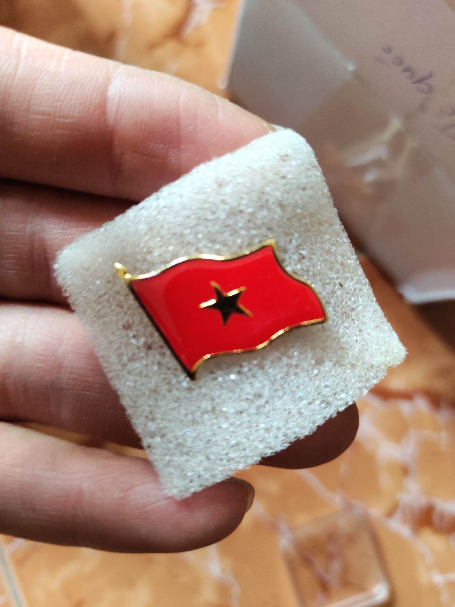Huy hiệu cờ Việt Nam z17, pin cờ
