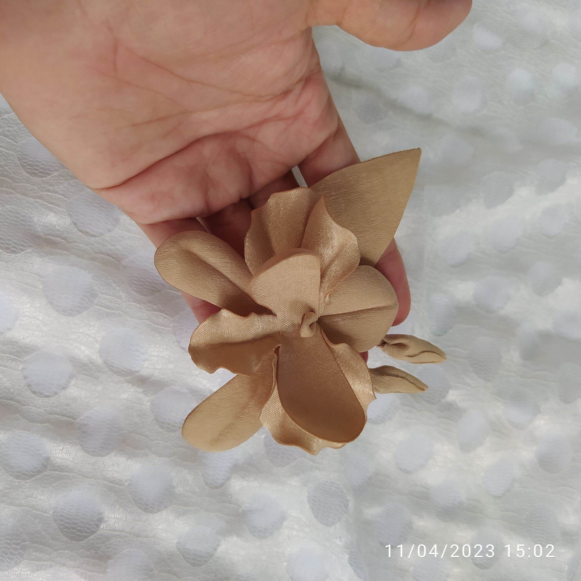 Hoa lan cài áo handmade Canto màu be