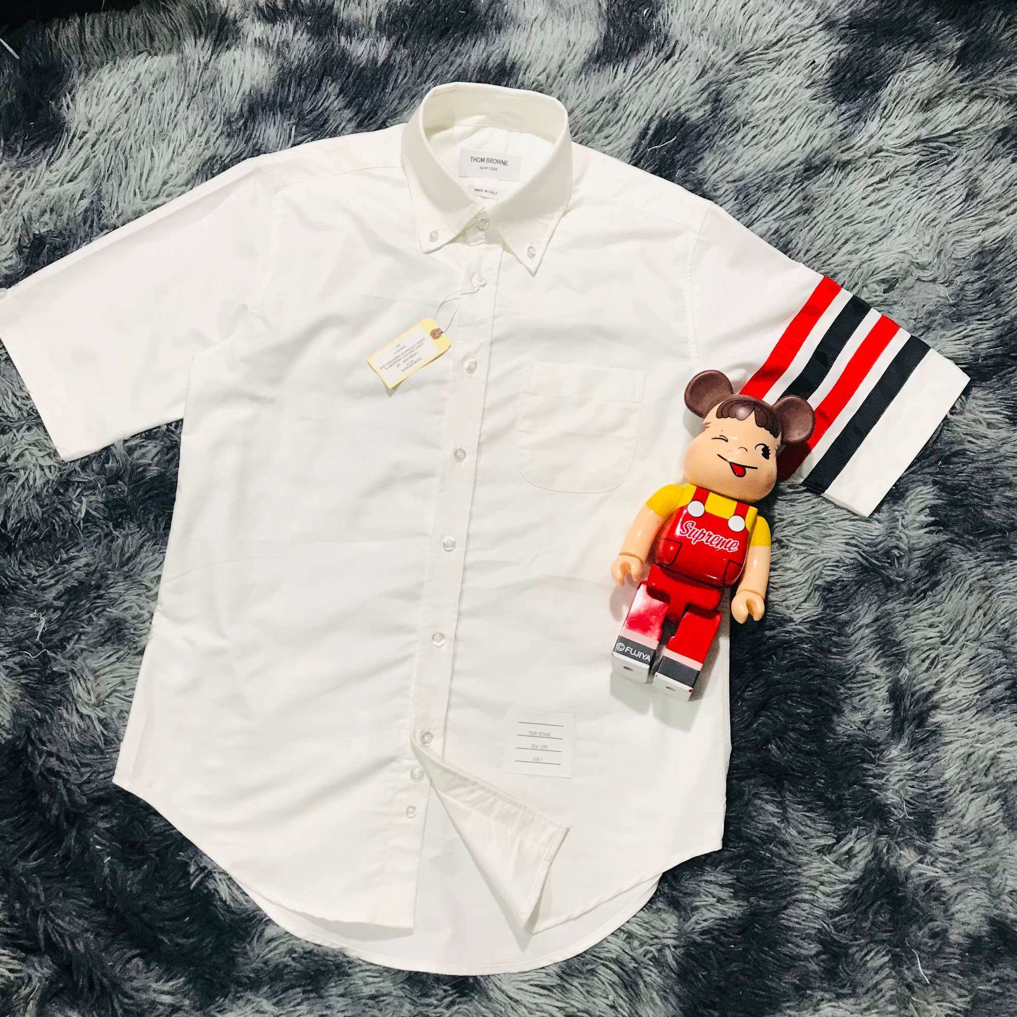 Áo sơ mi thom brown trắng tay ngắn viền 4 sọc đỏ đen