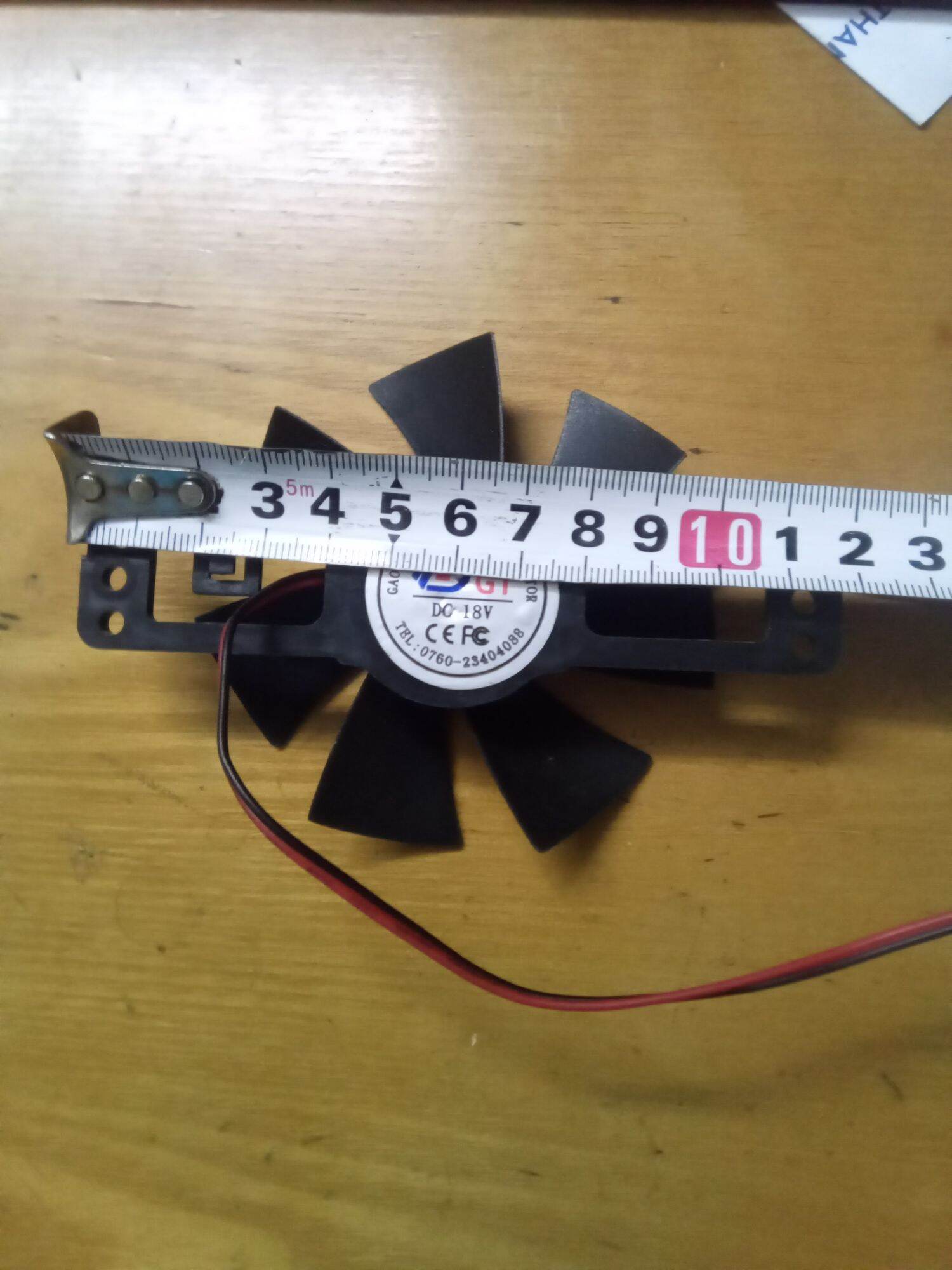 Quạt bếp từ 18V, Đường kính cánh 8.5 cm.