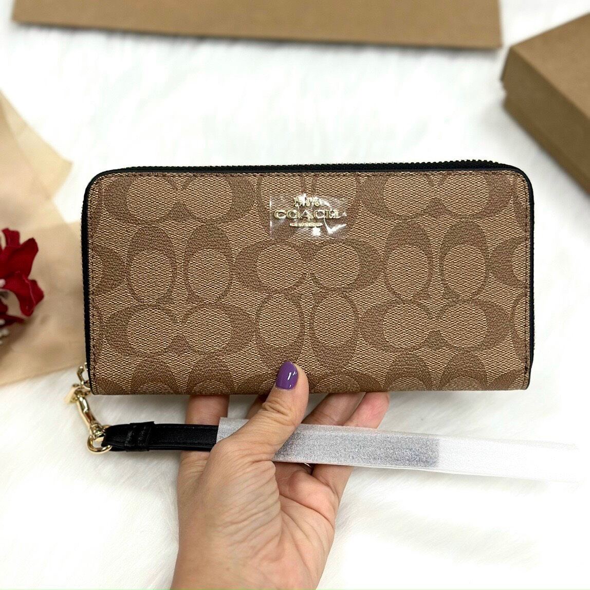 Ví C0ach
Long Zip Around Wallet xinh xắn