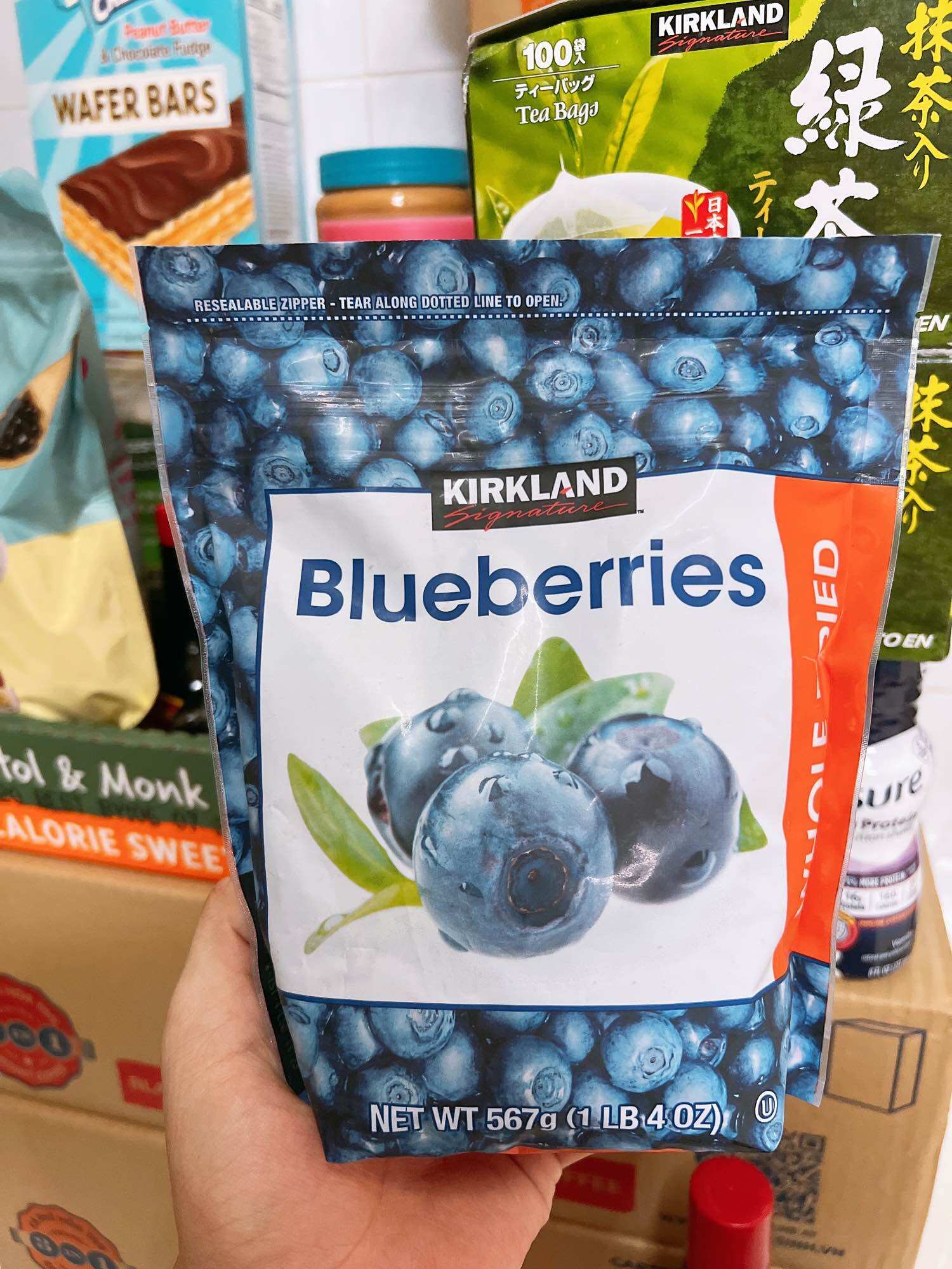 Việt quất sấy khô Kirkland Signature Dried Blueberries 567g của Mỹ.