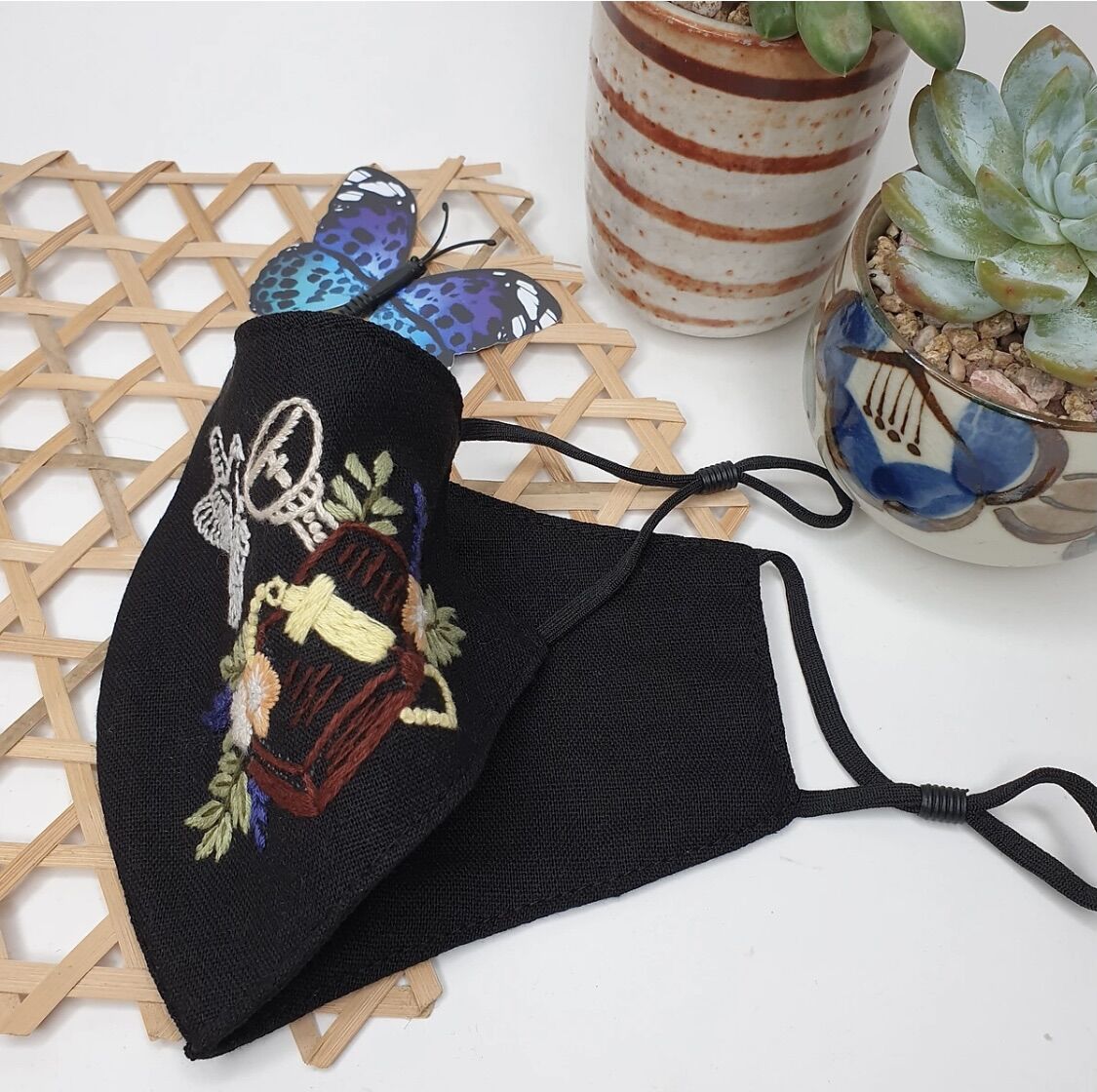 Khẩu trang vài linen thêu tay