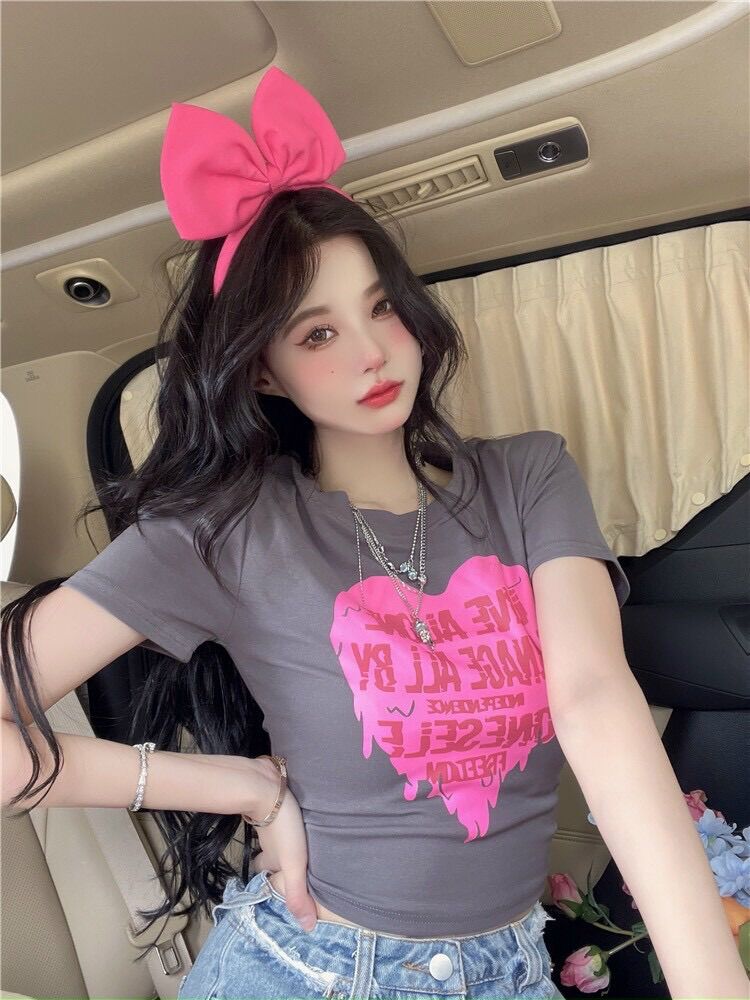 Áo croptop tay ngắn tim chữ BG