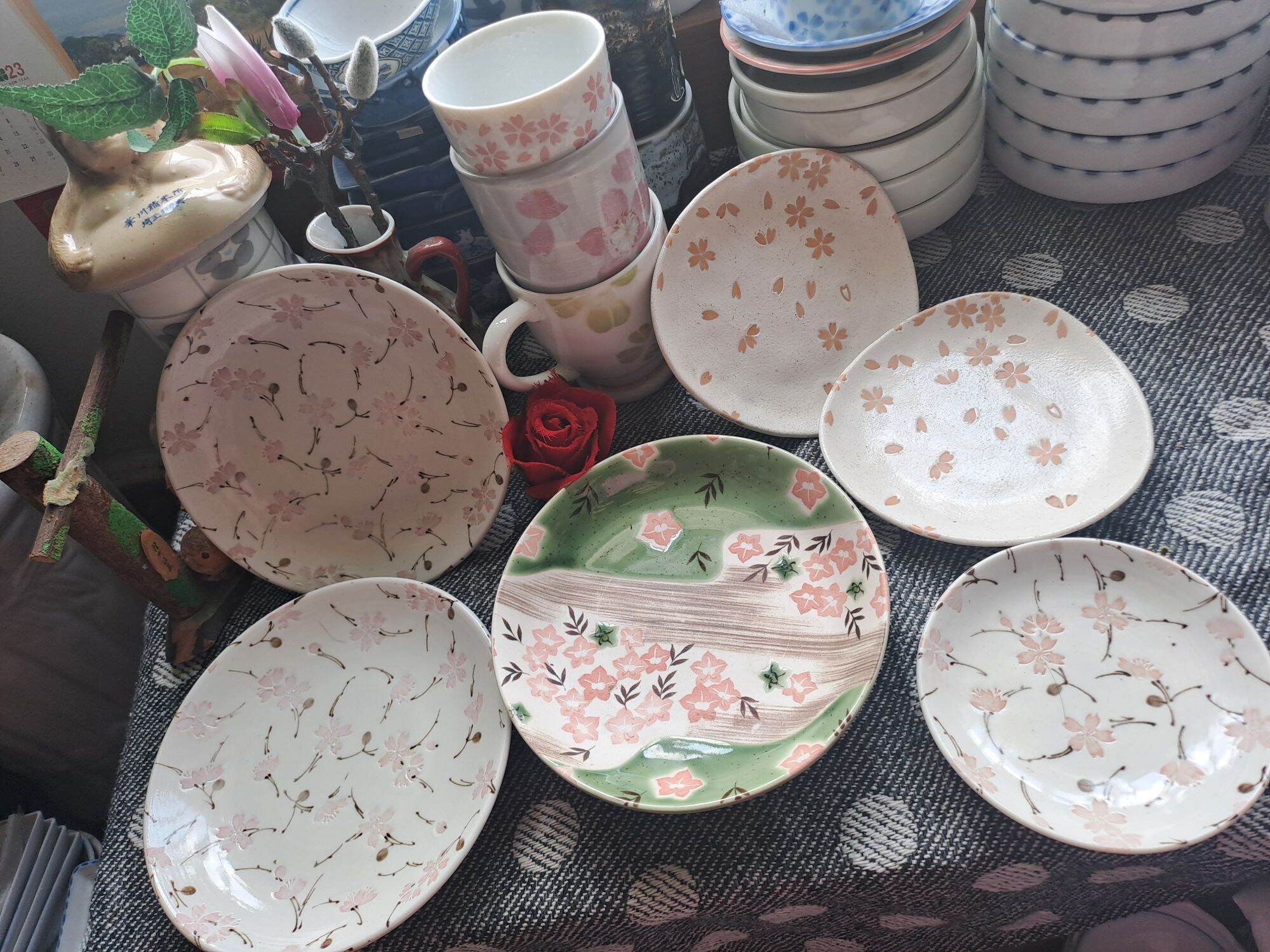 Dĩa tô chén Mộc men tiêu khắc Hoa đủ size GỐM SỨ NHẬT 2hand   | Đĩa trắng và tím với hoa khắc tinh tế   | Dụng cụ ăn uống nhà bếp Nhật Bản
