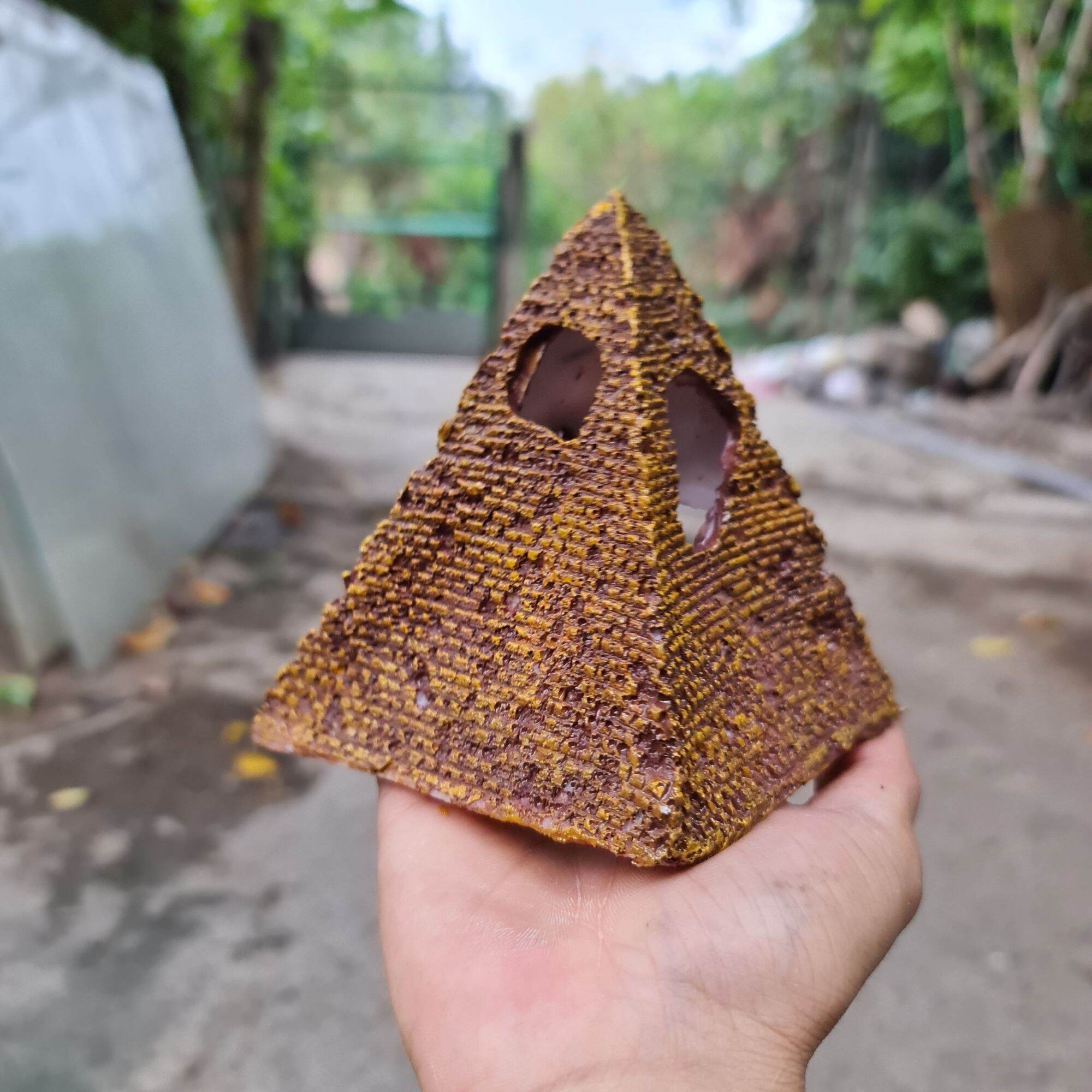 Trang trí bể cá mô hình kim tự tháp