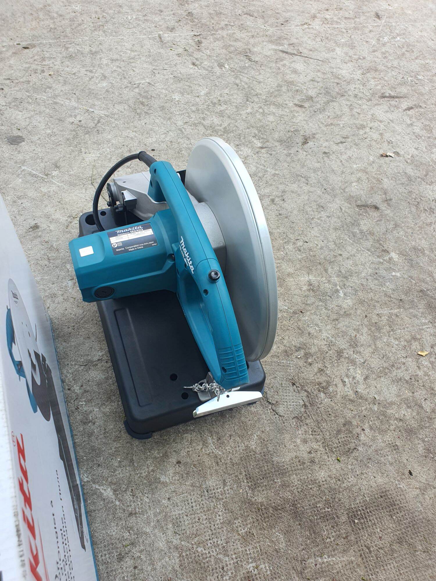 Máy cắt sắt bàn Makita M2403