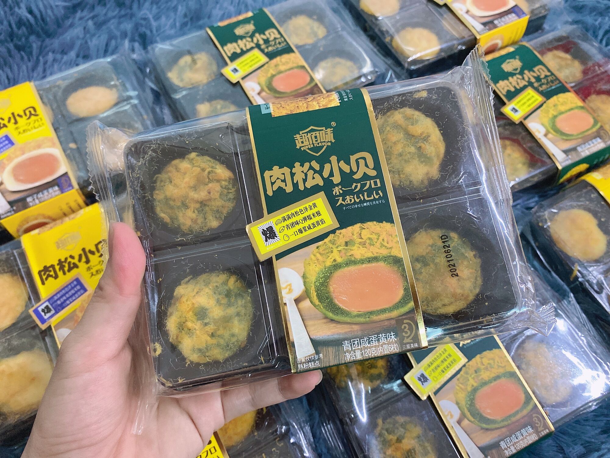 Bánh mochi phủ ruốc nhân trứng muối (hộp/6cai)