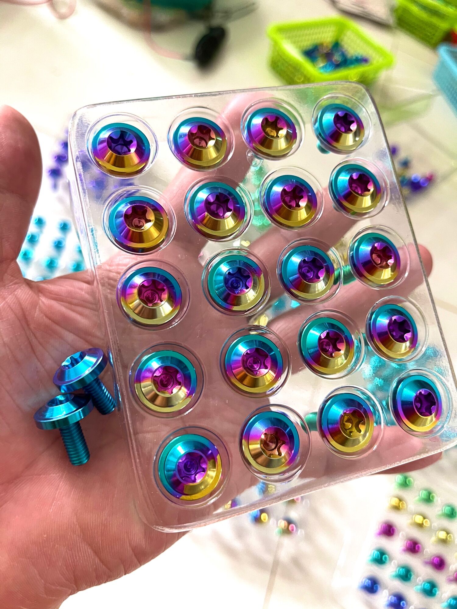 1 con Ốc titan 6li15 màu như hình gắn ốp pô car te các loại xe