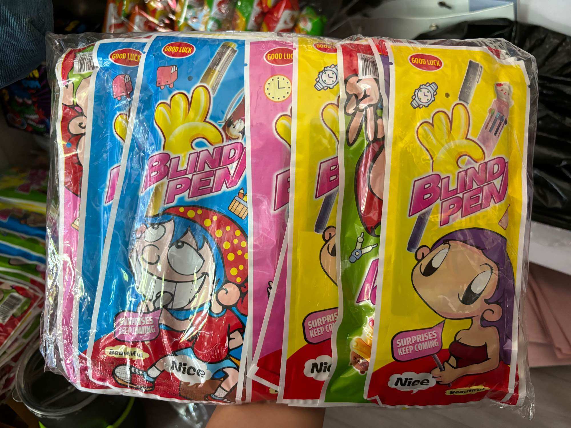 Lucky pen , 30 gói thưởng bút nhân phẩm , 30 bút tặng kèm sticker or xăm dán