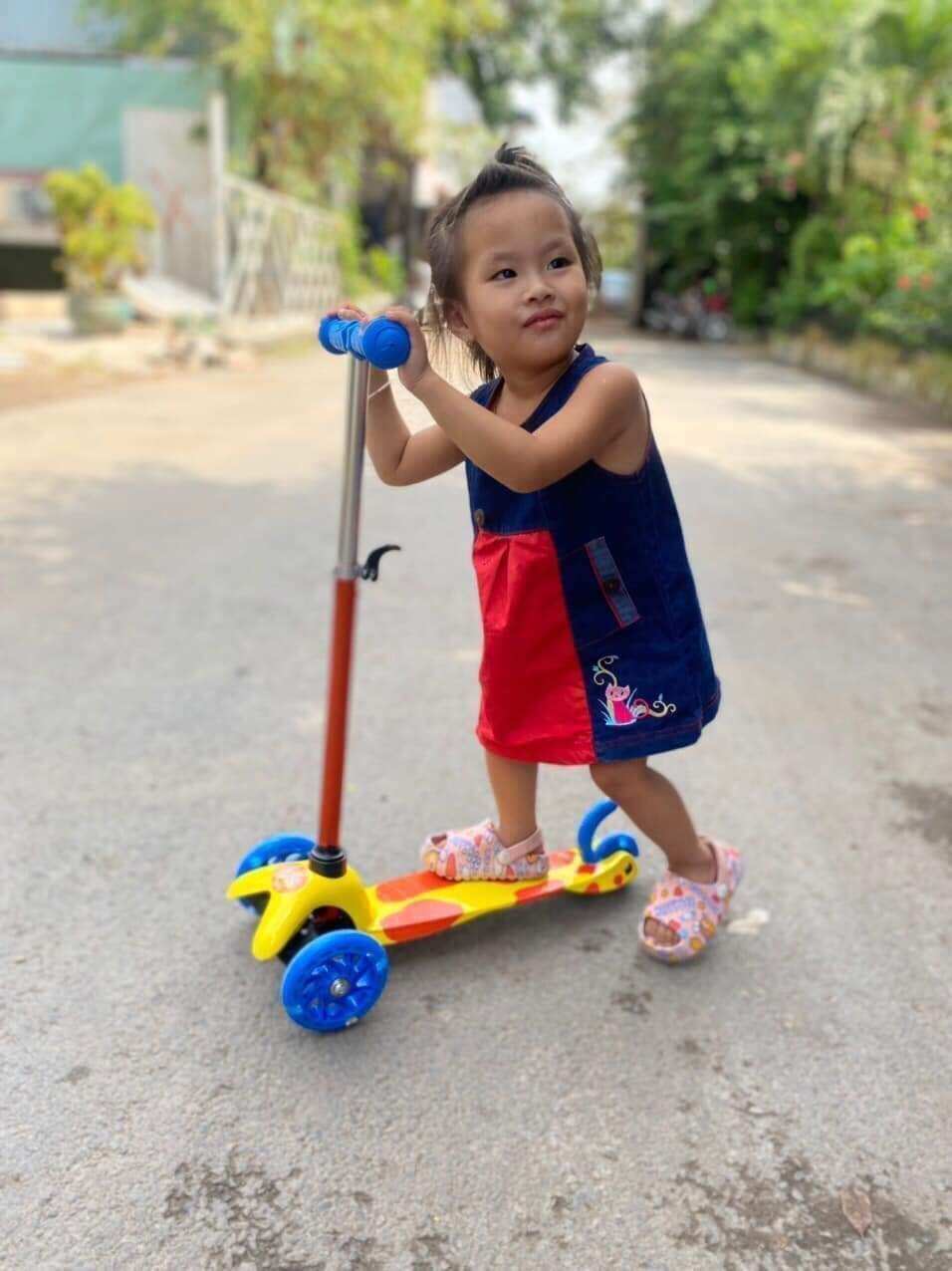 XE TRƯỢT SCOOTER 3 BÁNH CÓ ĐÈN PHÁT SÁNG