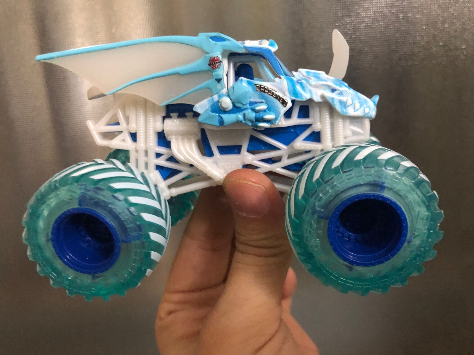 Xe Bakugan màu tuyết lạnh