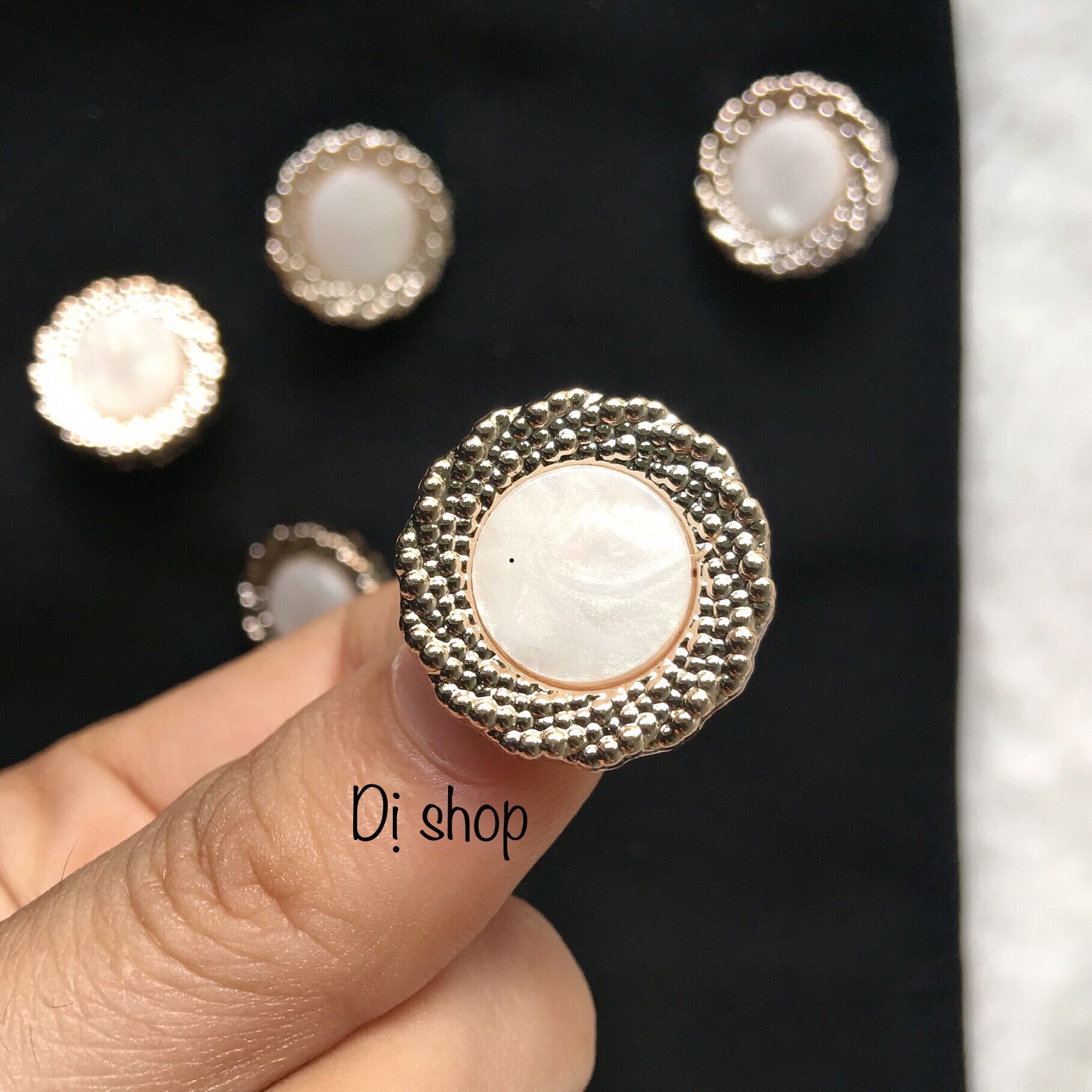 Nút nhựa 2 size đế lồi