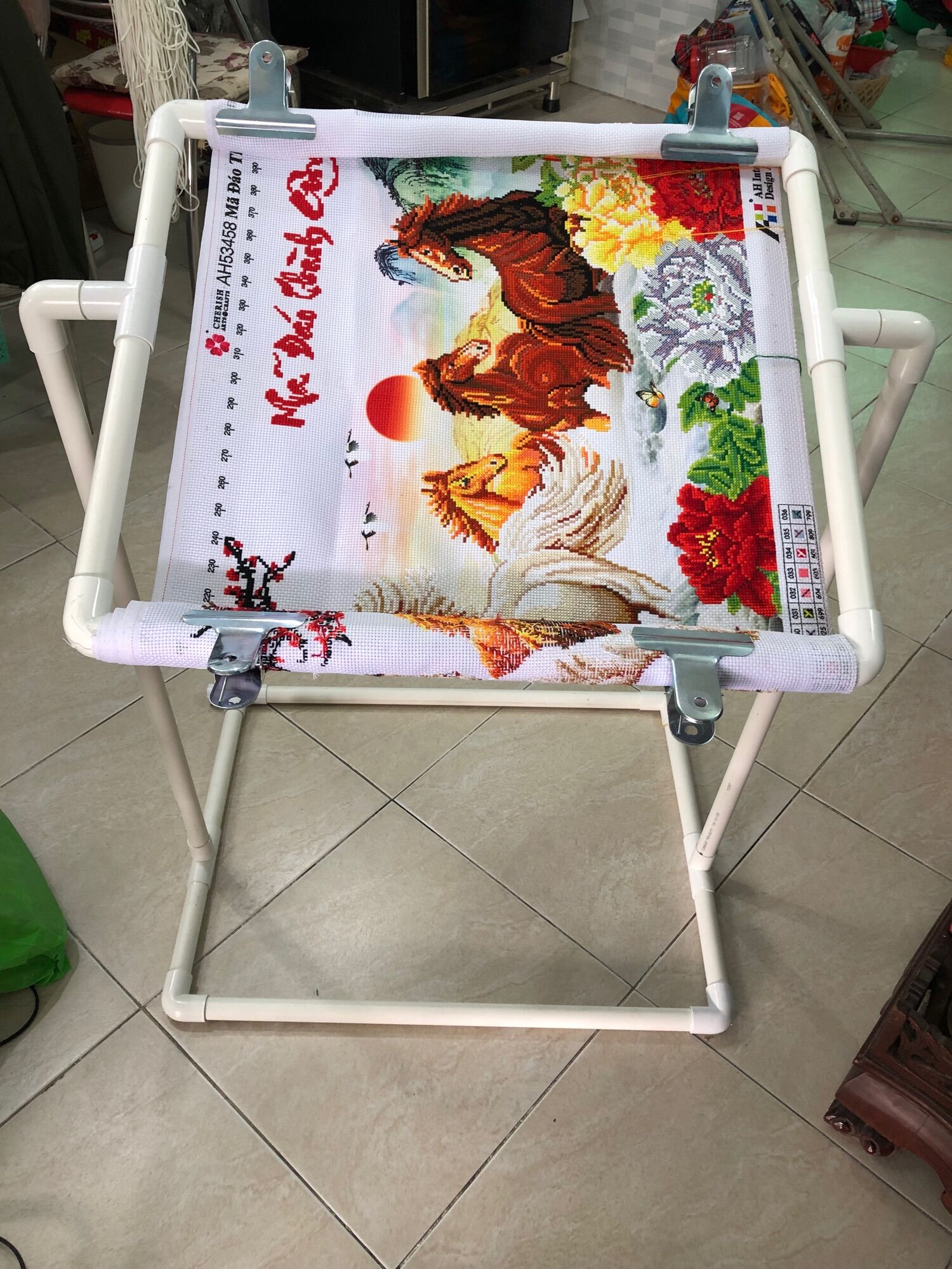 Kẹp sắt giữ vải căng khung thêu