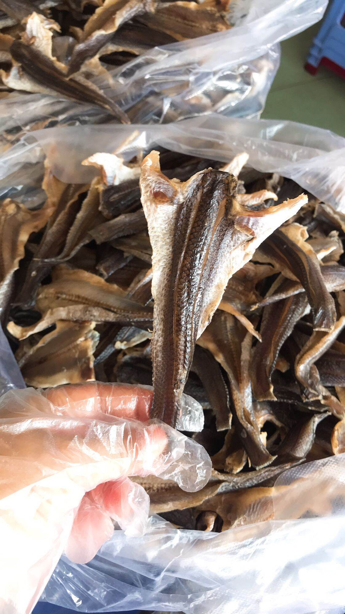 Khô cá lóc cửng (lóc nhỏ nguyên con, vị vừa ăn), nướng trộn gỏi xoài hay chấm mắm me