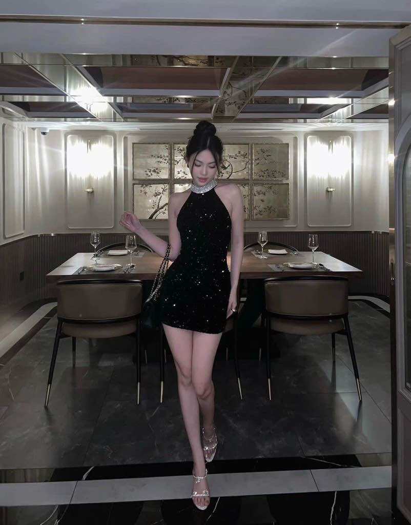 Đầm yếm nhung cổ kim sa