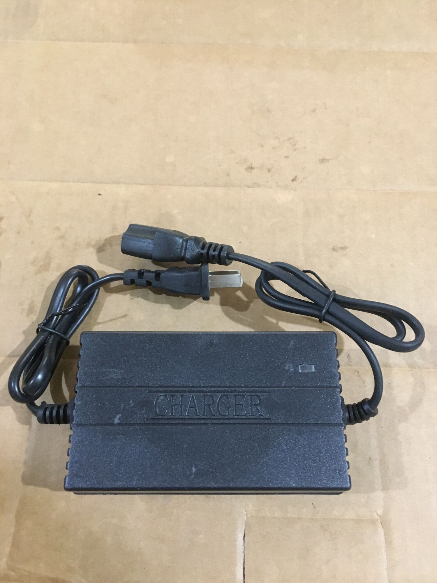 Sạc ắc quy bình xịt điện 12v