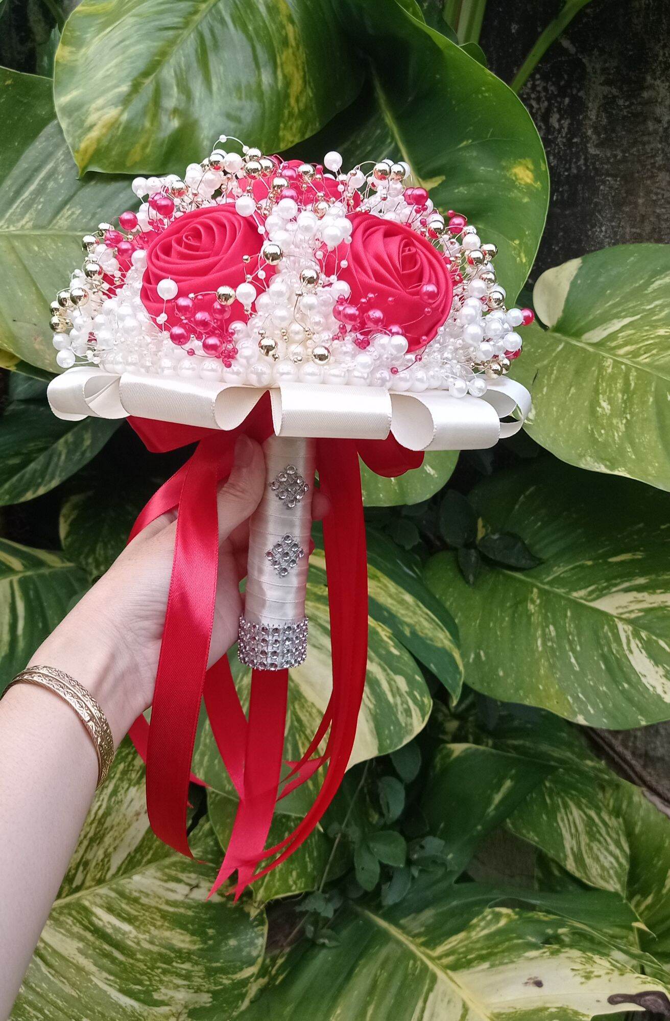 Hoa cưới ngọc trai phối hoa lụa màu đỏ