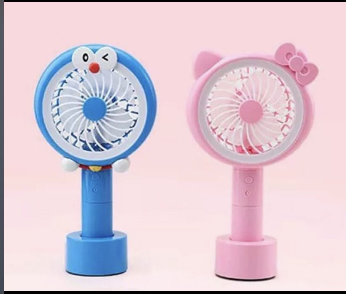 (Gia dụng giá rẻ) Quạt hình mini hình thú Đôrêmon và Kitty siêu cute có đèn led
