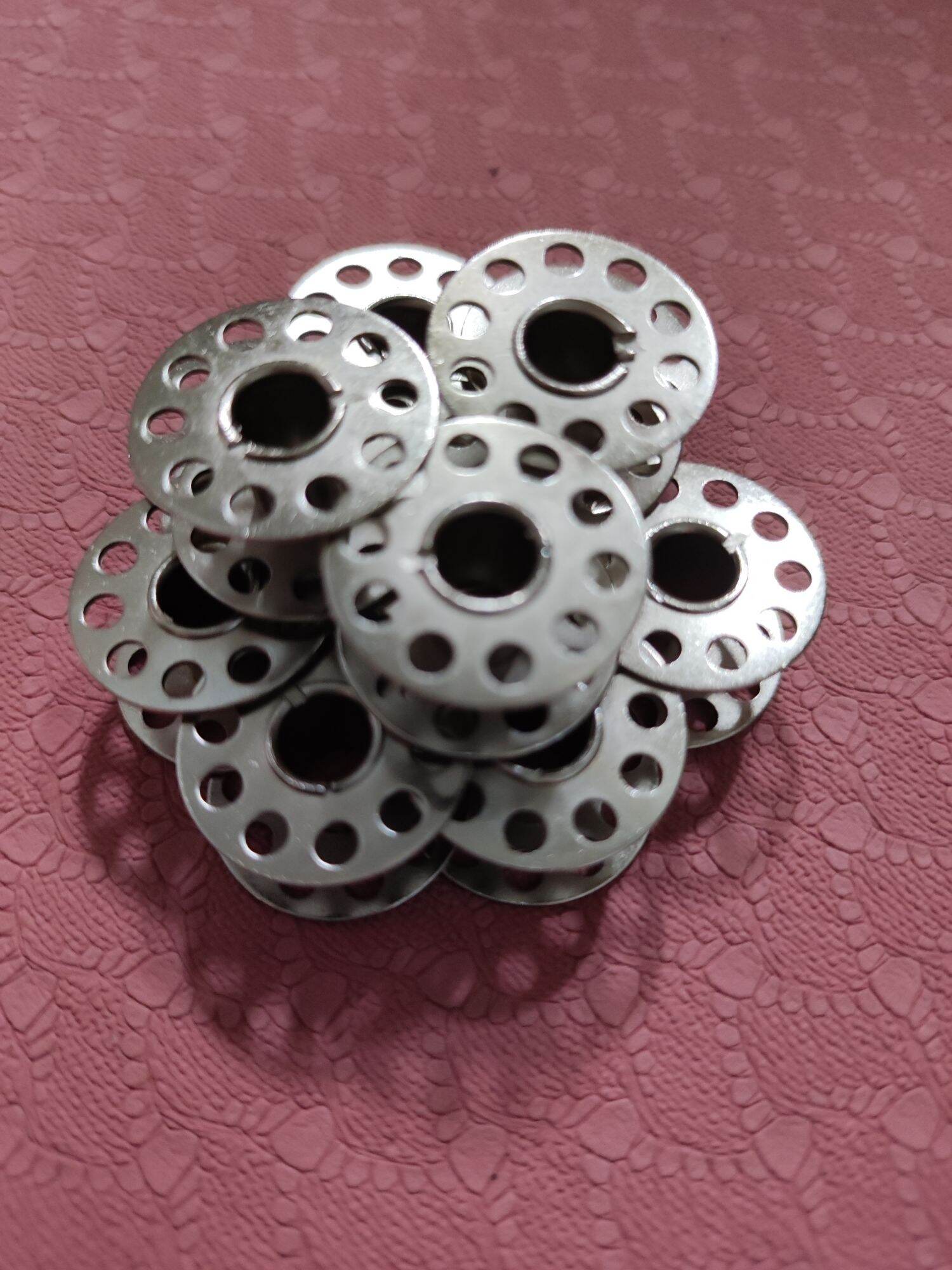 Suốt chỉ kim loại dùng cho máy may gia đình