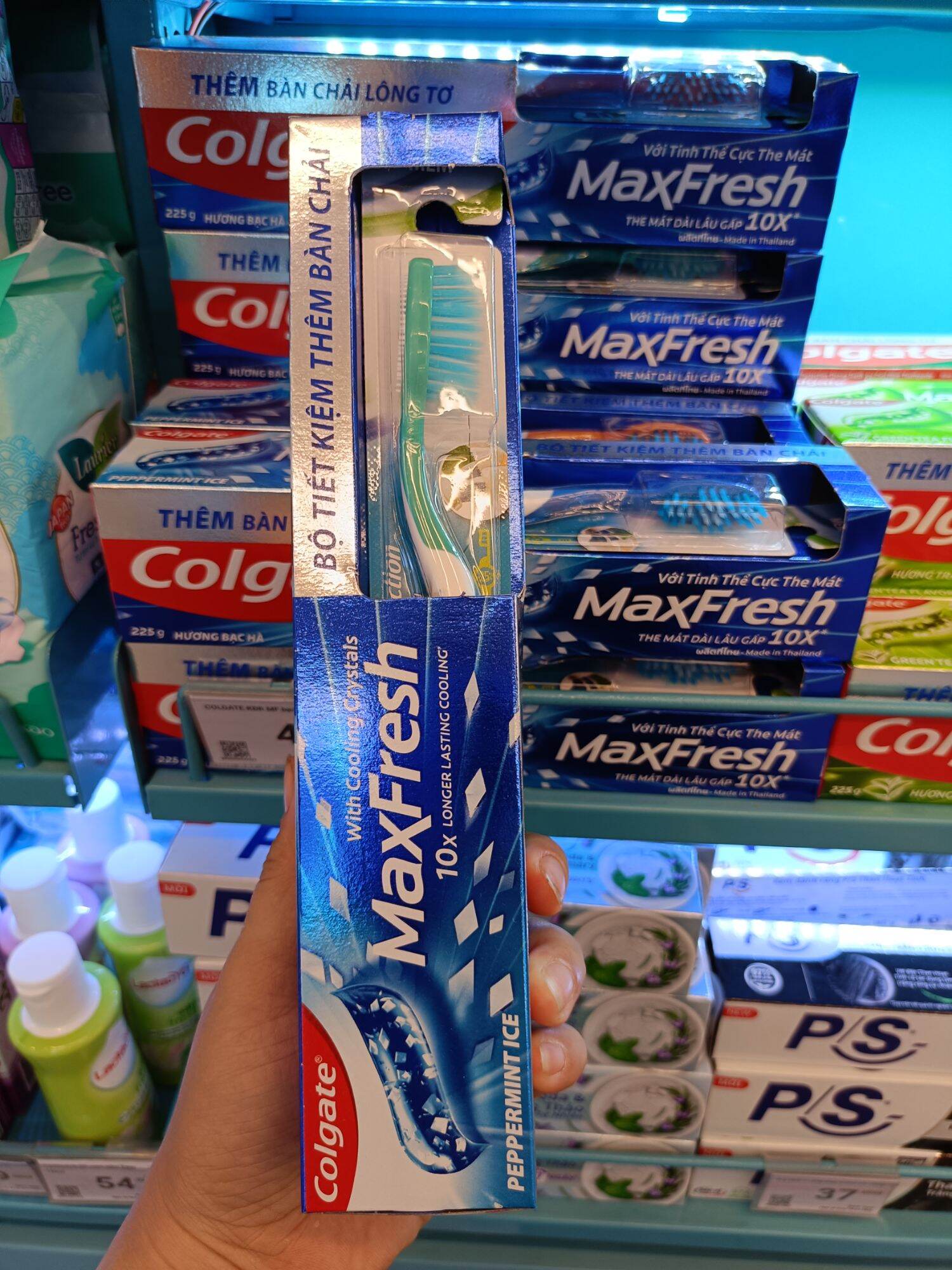 Kem đánh răng Colgate maxfresh 230g tặng bàn chải